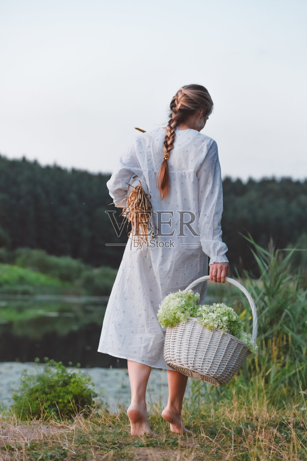 女孩手提篮子去湖边野餐照片摄影图片