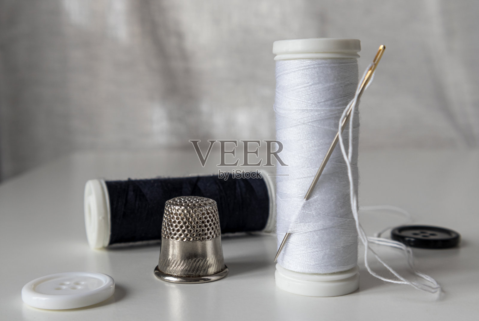 线轴与针，顶针和钮扣。缝纫车间,工作室。照片摄影图片