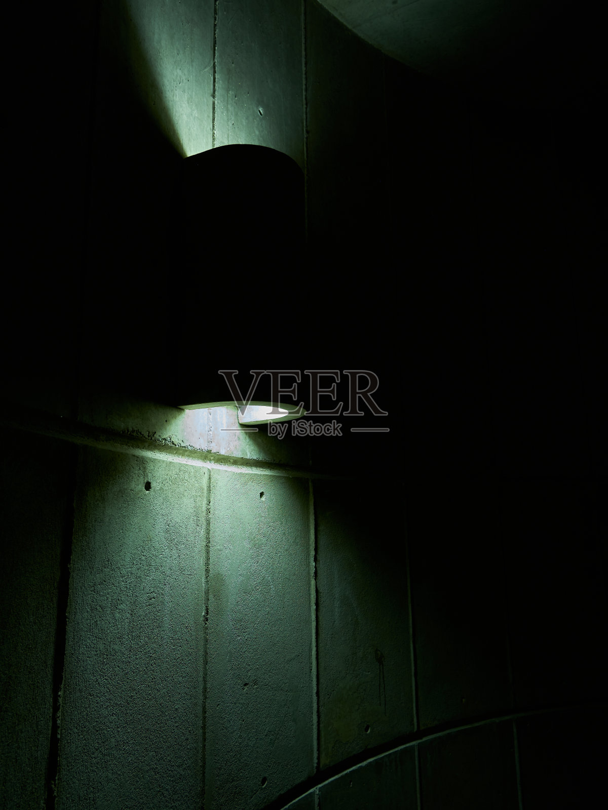 野兽派建筑中的壁灯照片摄影图片