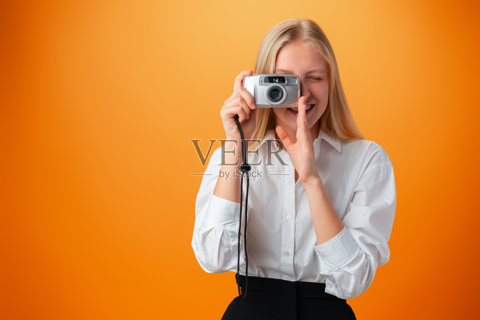 美丽的少女与旧照片相机橙色背景照片摄影图片