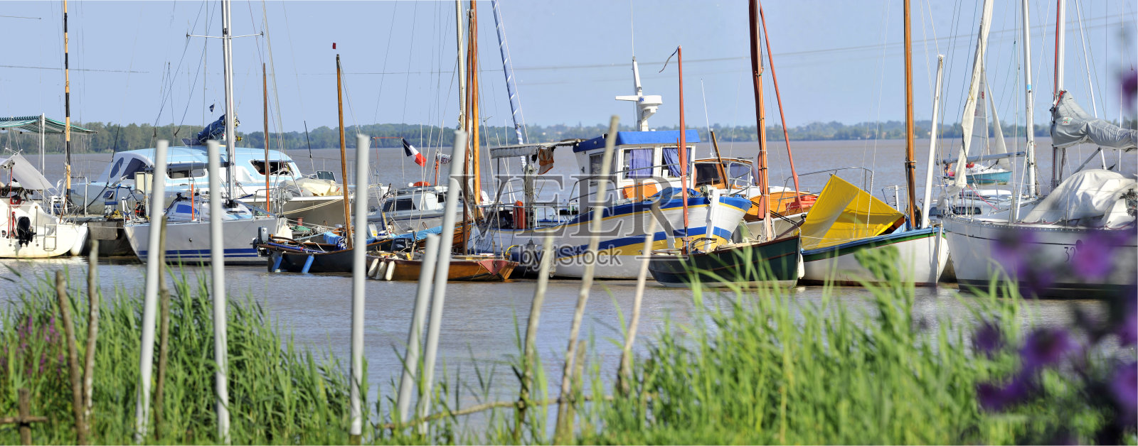 吉伦德滨海堡港口的游船照片摄影图片