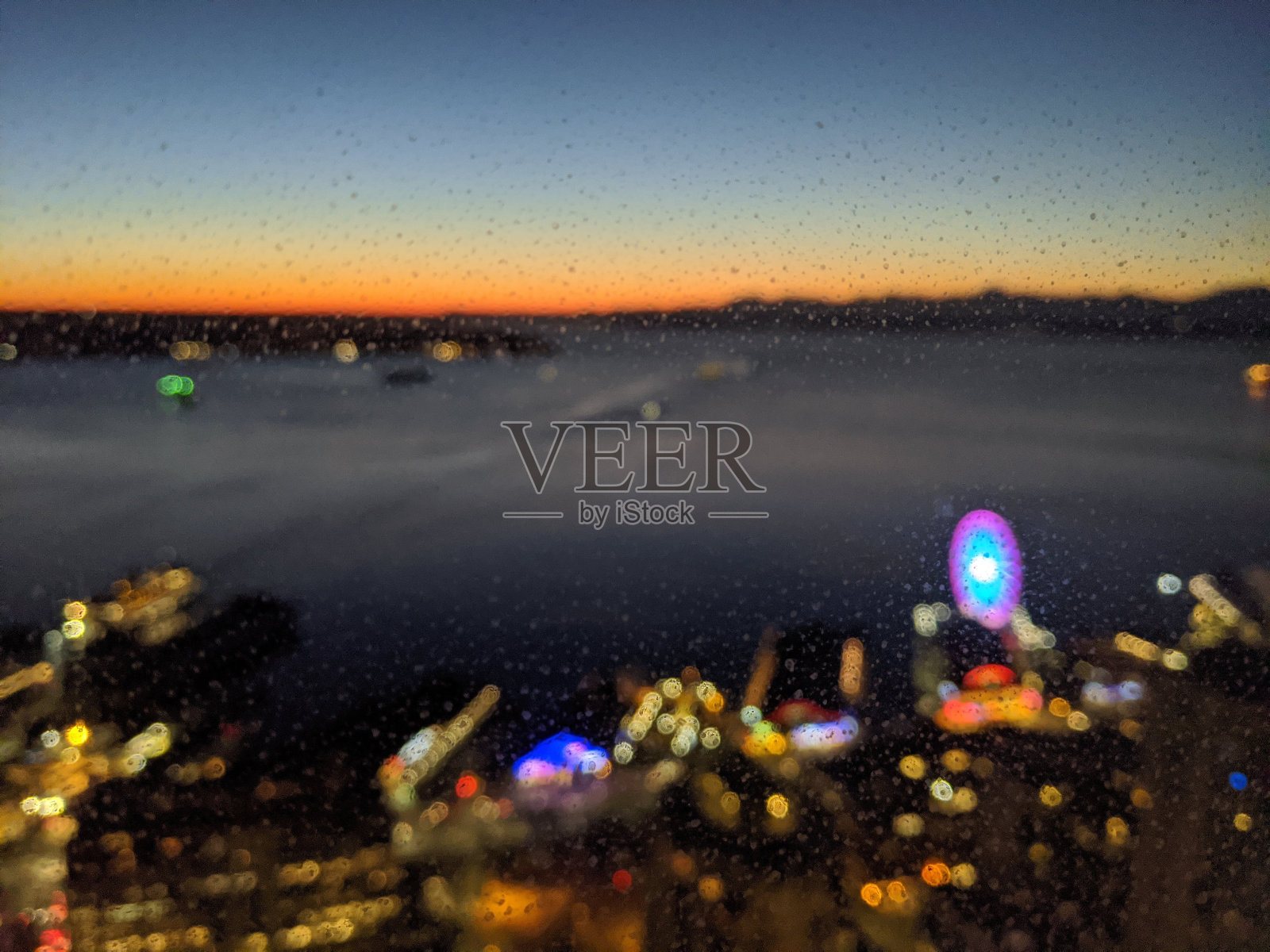 日落时分的普吉特湾和西雅图市中心海滨照片摄影图片