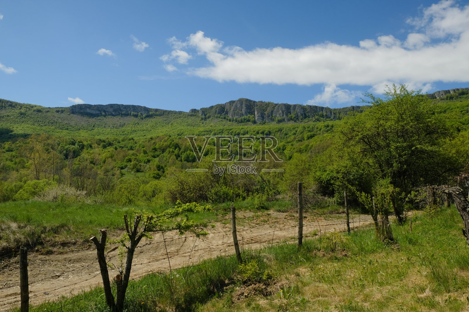 乡村的土路穿过山照片摄影图片