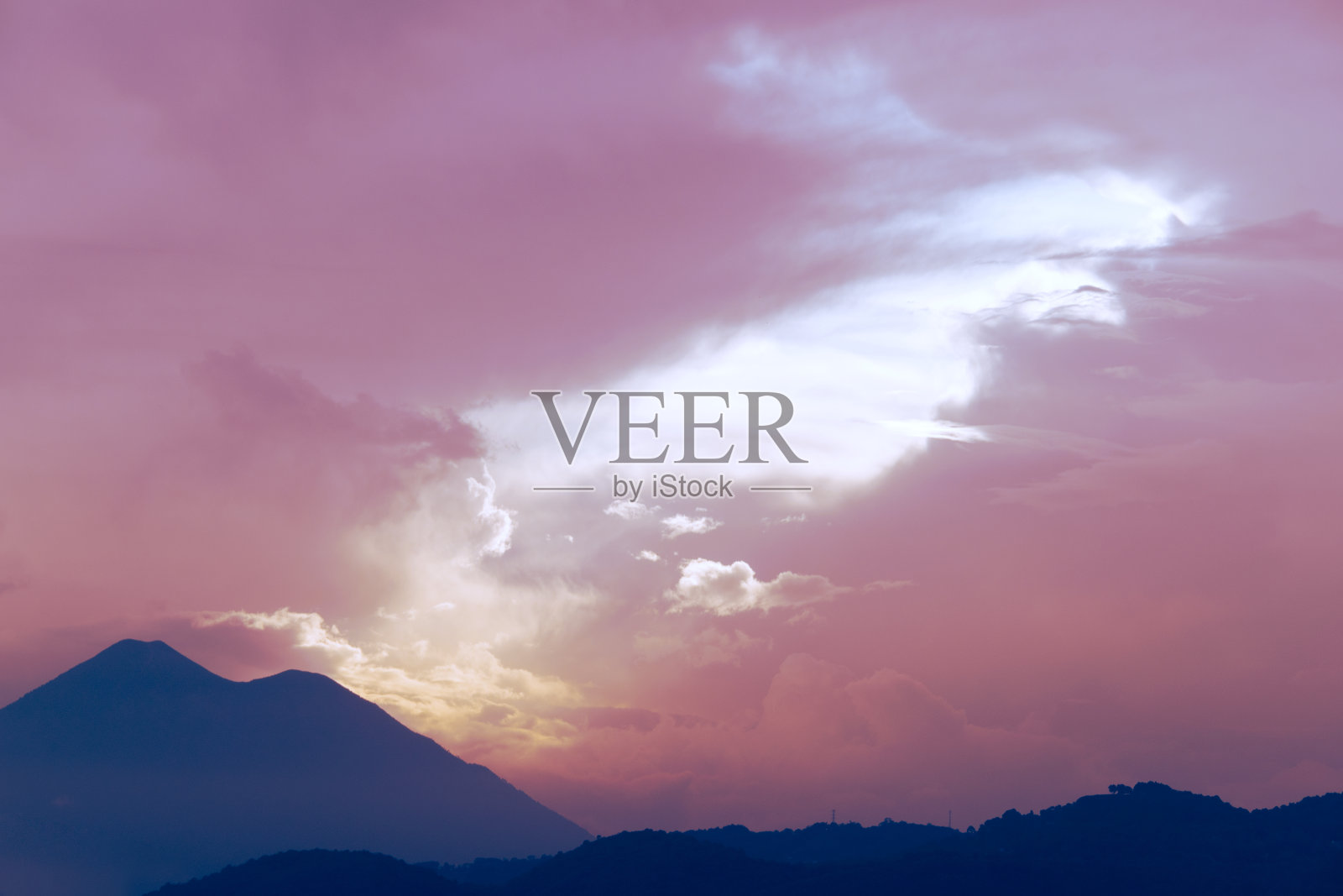 中美洲危地马拉的火山口和云层的全景。照片摄影图片