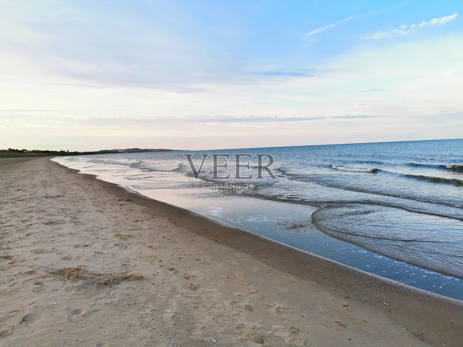 晚上沙滩上散步照片摄影图片