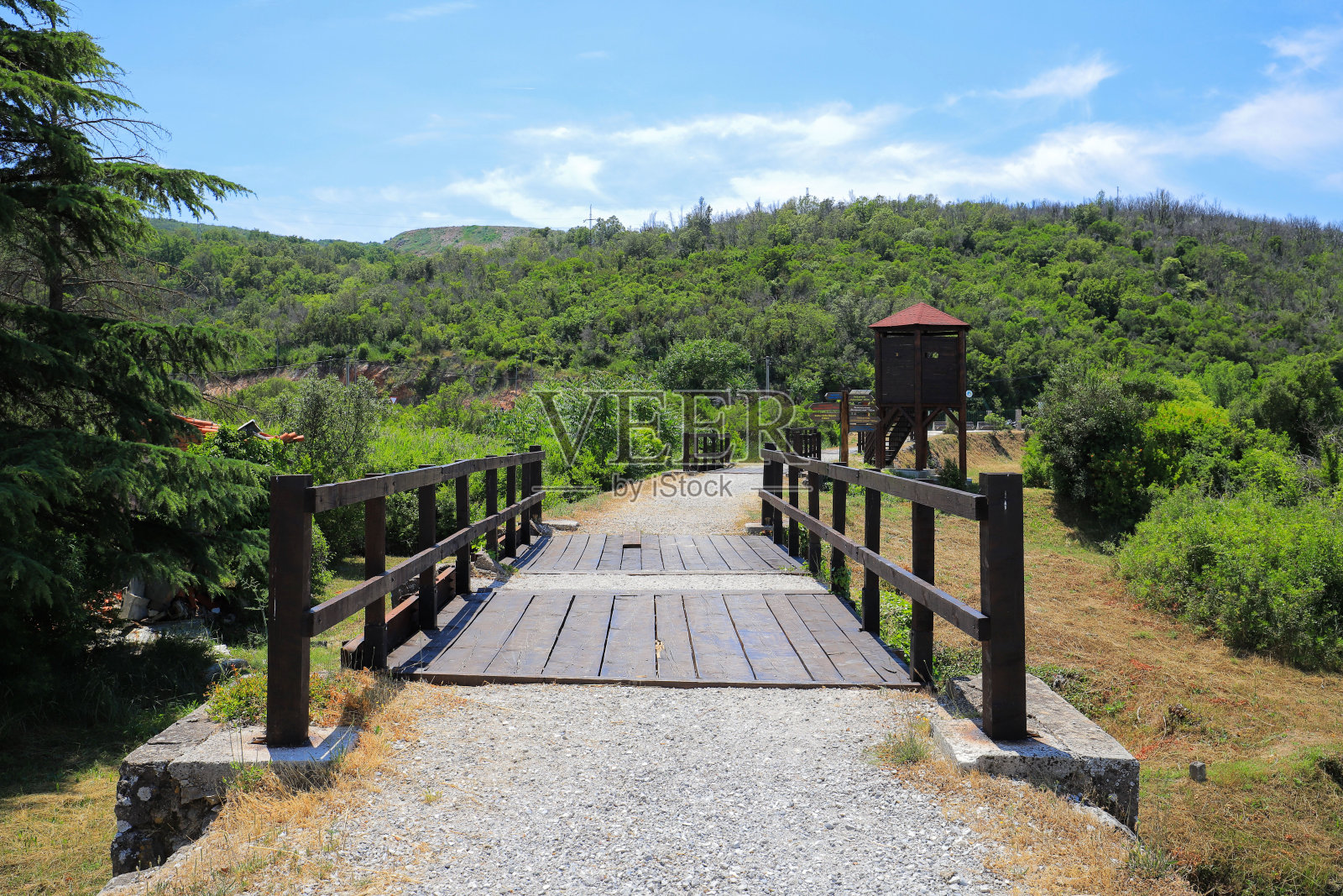 河上的木桥照片摄影图片