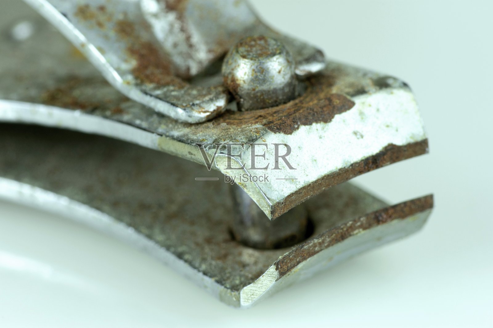 关闭肮脏的指甲钳。照片摄影图片