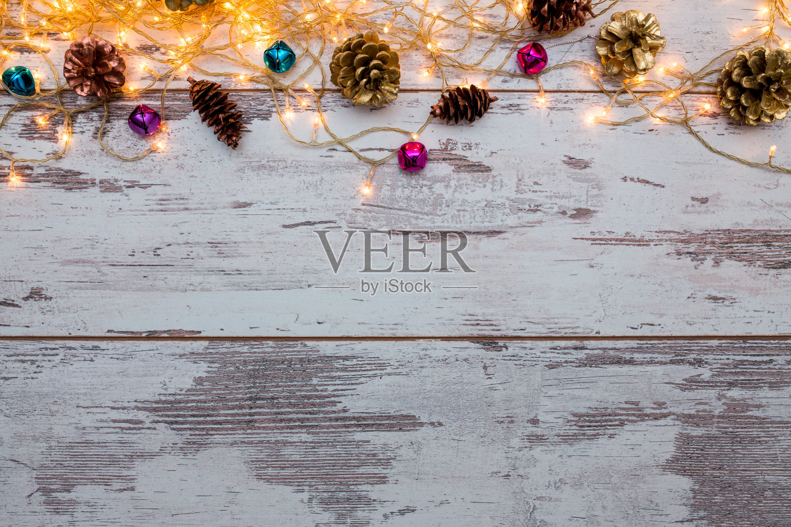 圣诞组成。框架由雪杉树，礼品盒和装饰在白色的木材背景照片摄影图片