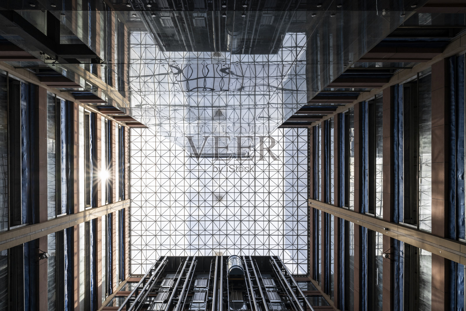 现代建筑内部的低角度视图。电梯内部。照片摄影图片