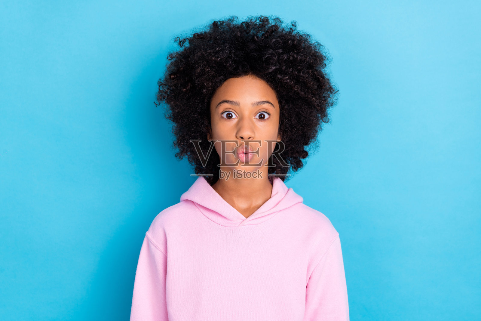 年轻女孩印象深刻的照片印象的脸反应谣言信息呆滞凝视孤立在蓝色的背景照片摄影图片