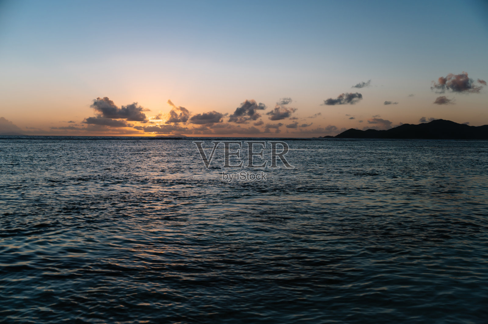 日落大海景观与平静的海浪。多彩的海洋沙滩日出。空旷的热带景观，地平线与风景优美的海岸。五彩缤纷的大自然，海天照片摄影图片