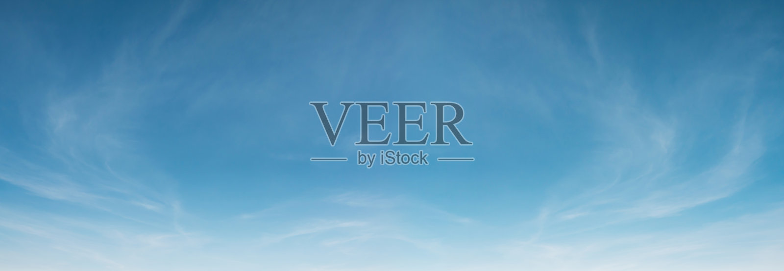 夏季蓝天白云梯度淡白色背景。美晴多云在阳光下平静明亮的冬季空气背景。环境中灰暗生动的青色景观天地平线天际线观春风照片摄影图片