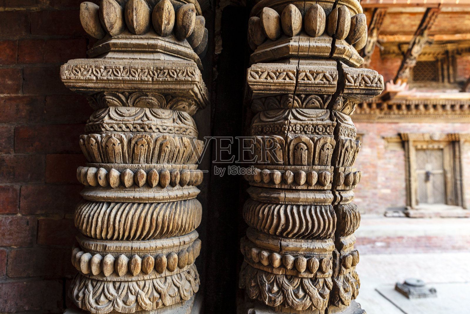 亚洲，尼泊尔，拉利特普尔，帕坦，皇家宫殿内雕刻的木柱照片摄影图片