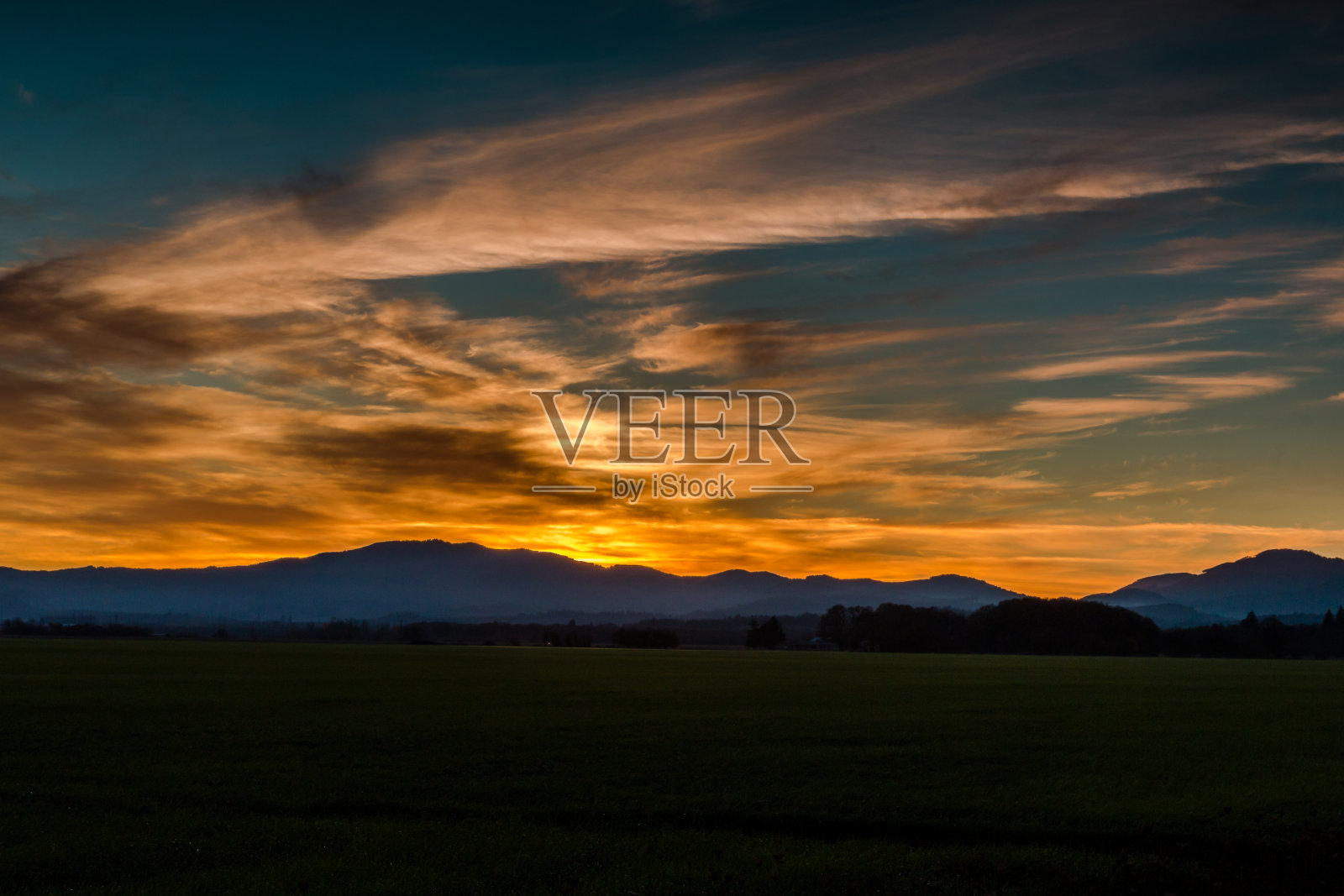田野上的夕阳照片摄影图片
