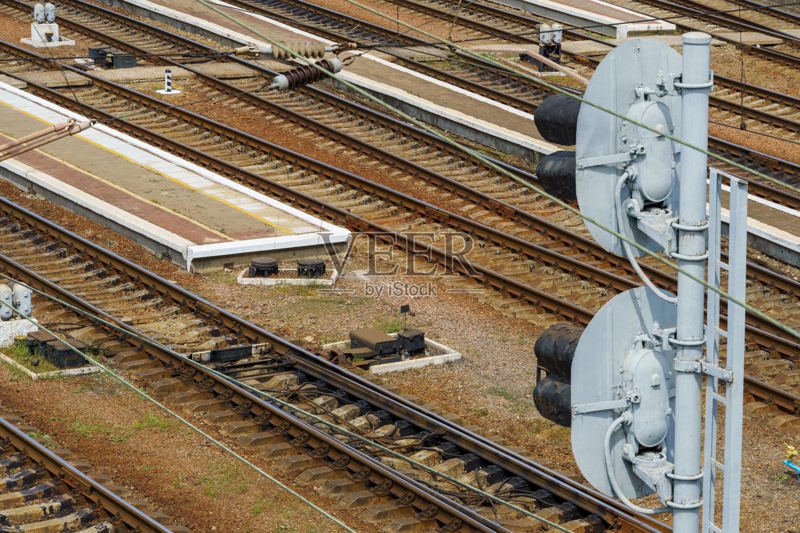 火车站基础设施——轨道、交通灯、无人站台照片摄影图片