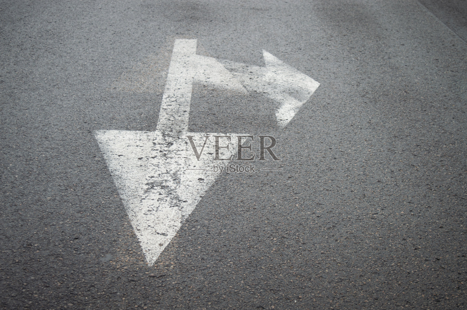 停车标志和交通方向标志照片摄影图片