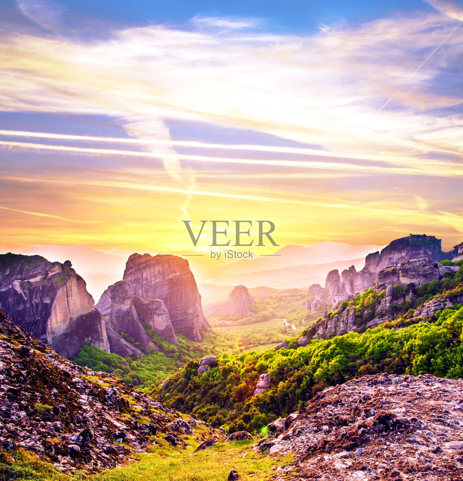 日落时分希腊著名的迈泰奥拉山谷的壮丽魔幻景观。伟大的神奇的世界。景点。照片摄影图片