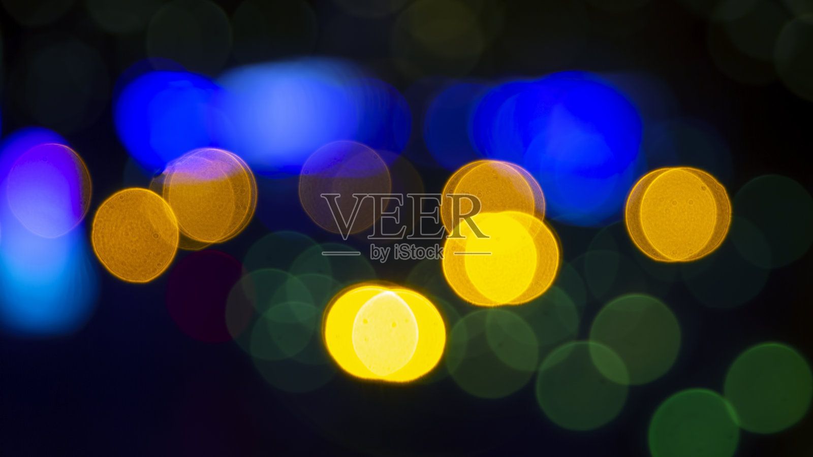 背景模糊抽象的彩灯和装饰。散景街灯的纹理照片摄影图片