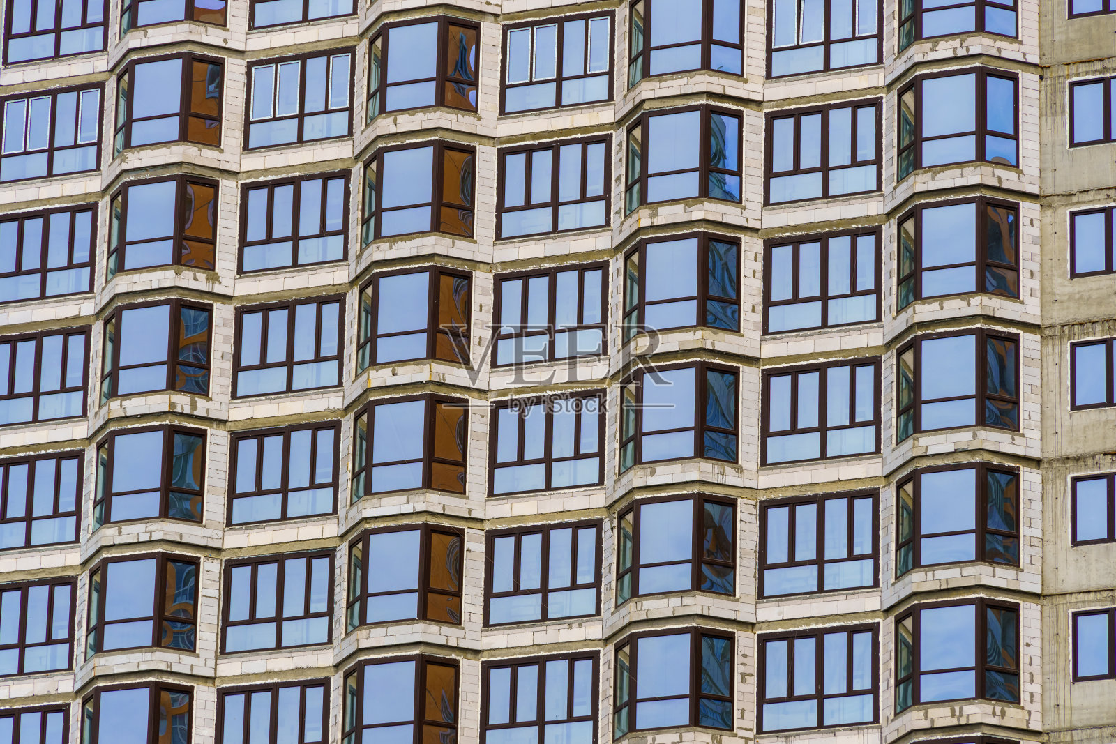 现代高层建筑的建设，公寓的外部正在建设新的窗户照片摄影图片