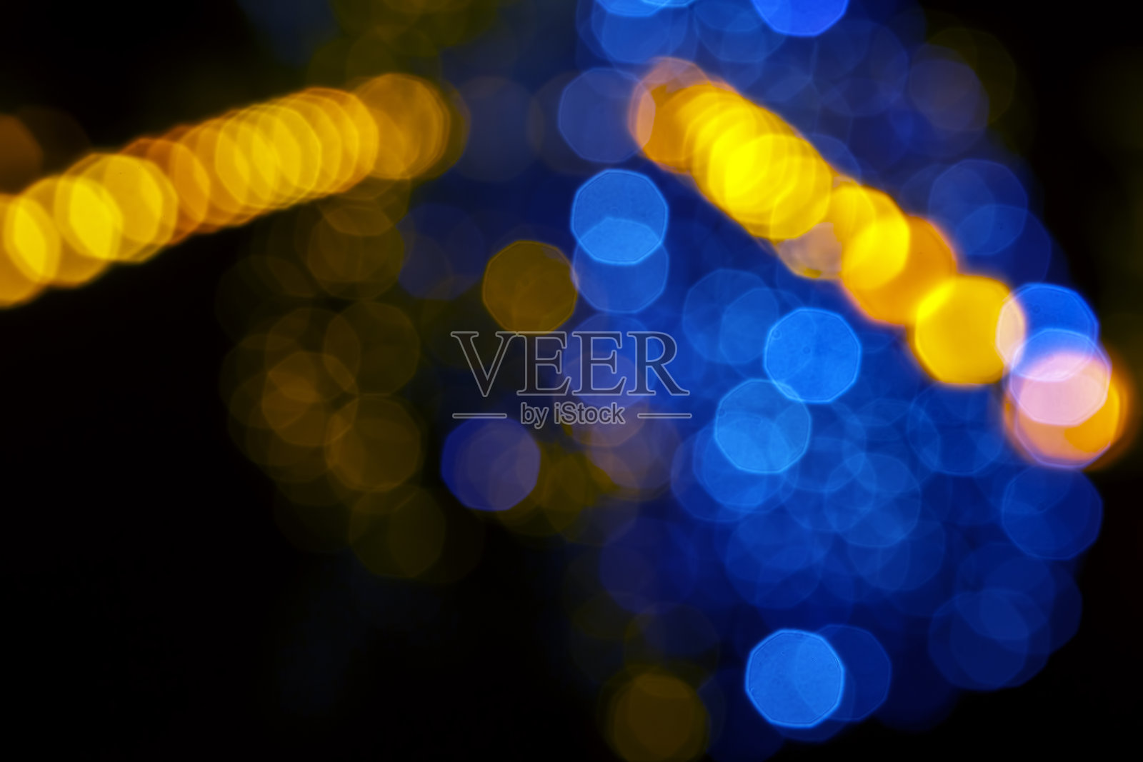 背景模糊抽象的彩灯和装饰。散景街灯的纹理照片摄影图片