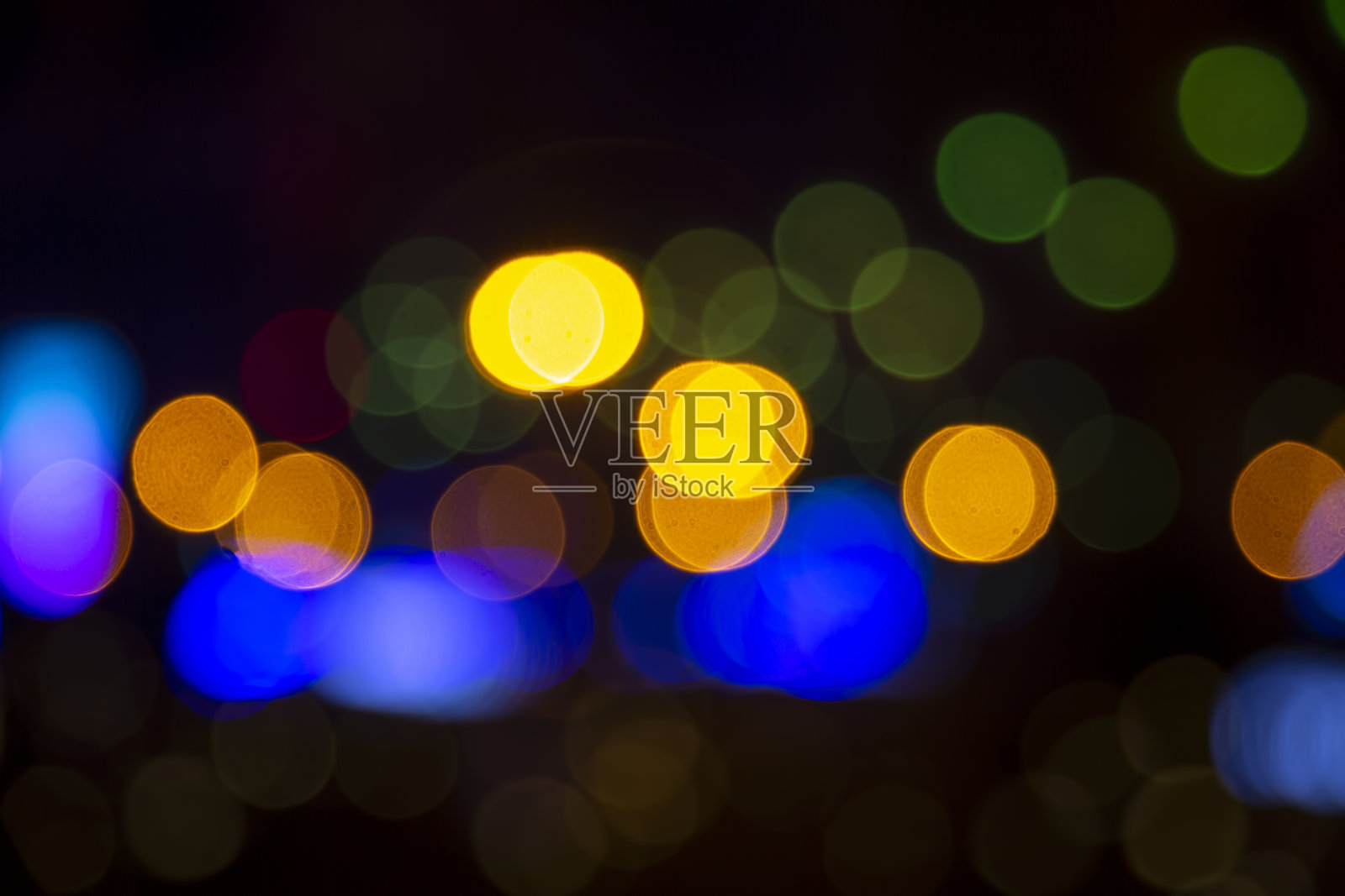 背景模糊抽象的彩灯和装饰。散景街灯的纹理照片摄影图片