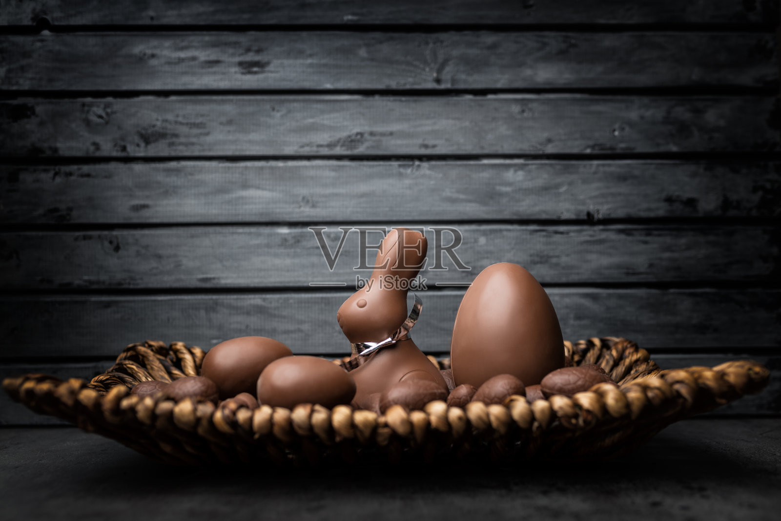 美味的复活节巧克力兔子，鸡蛋和糖果照片摄影图片