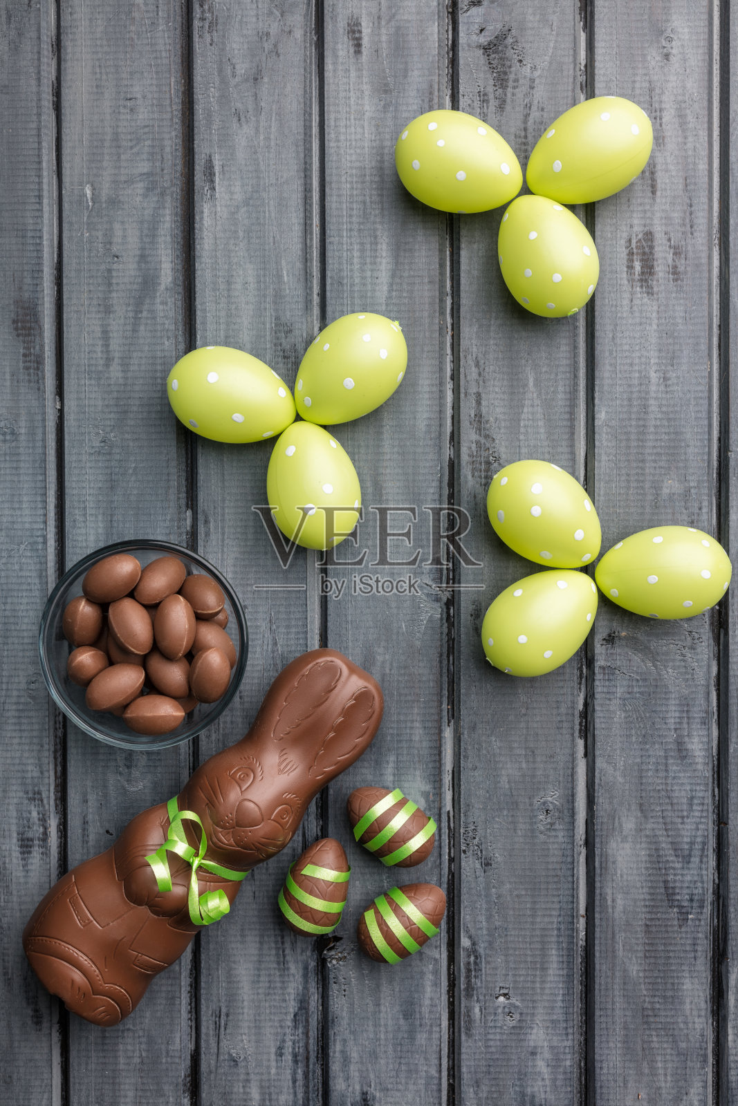 美味的复活节巧克力兔子，鸡蛋和糖果照片摄影图片
