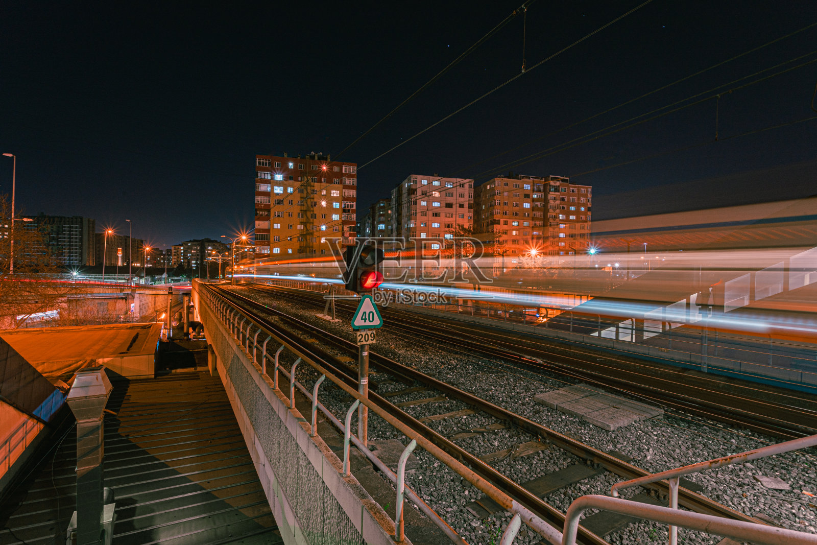 夜间的火车照片摄影图片