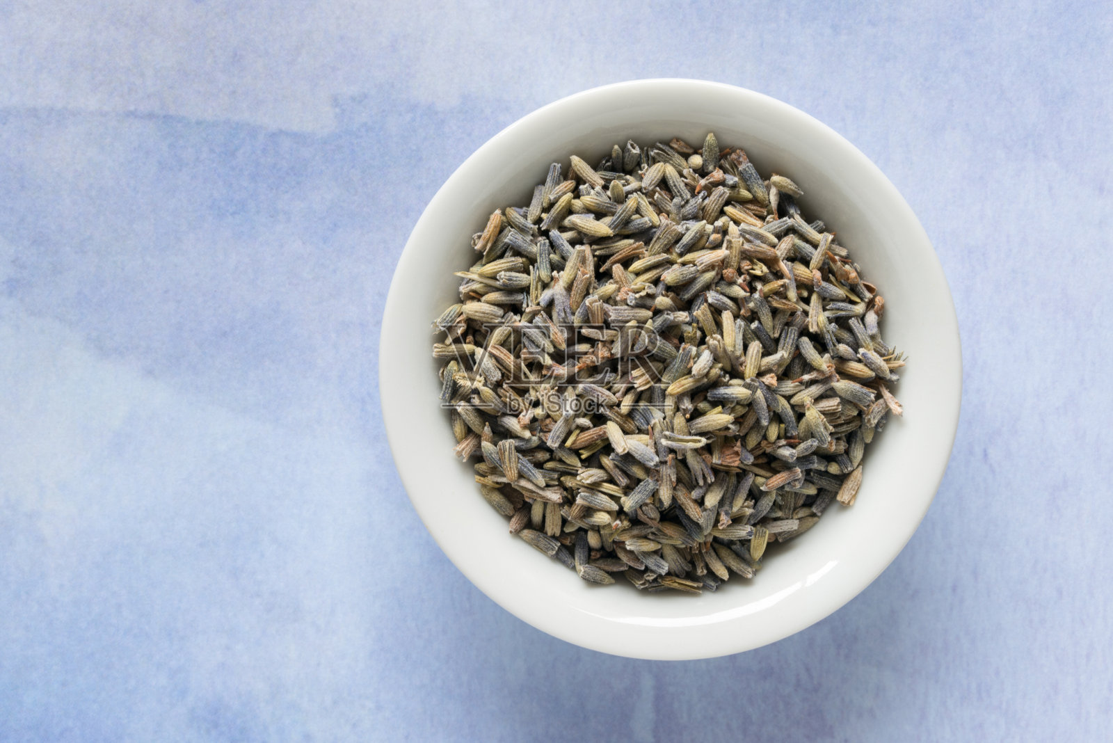 碗里的干薰衣草花照片摄影图片