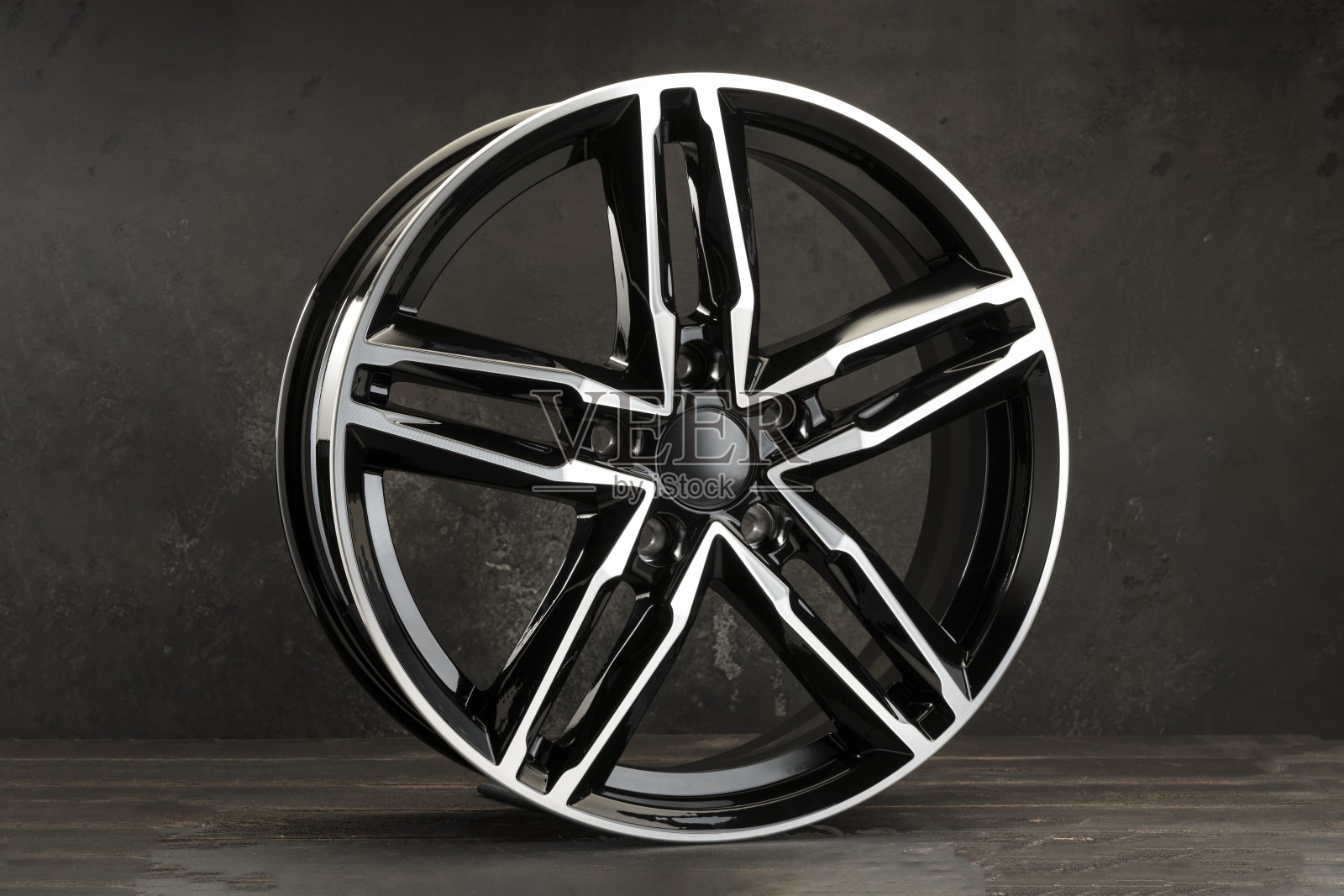 新的黑色时尚合金车轮在一个美丽的明星汽车零件的形式。照片摄影图片