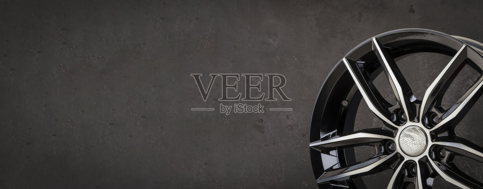 全新的铝合金轮毂，黑色的色彩细节精美的设计复制空间全景照片照片摄影图片