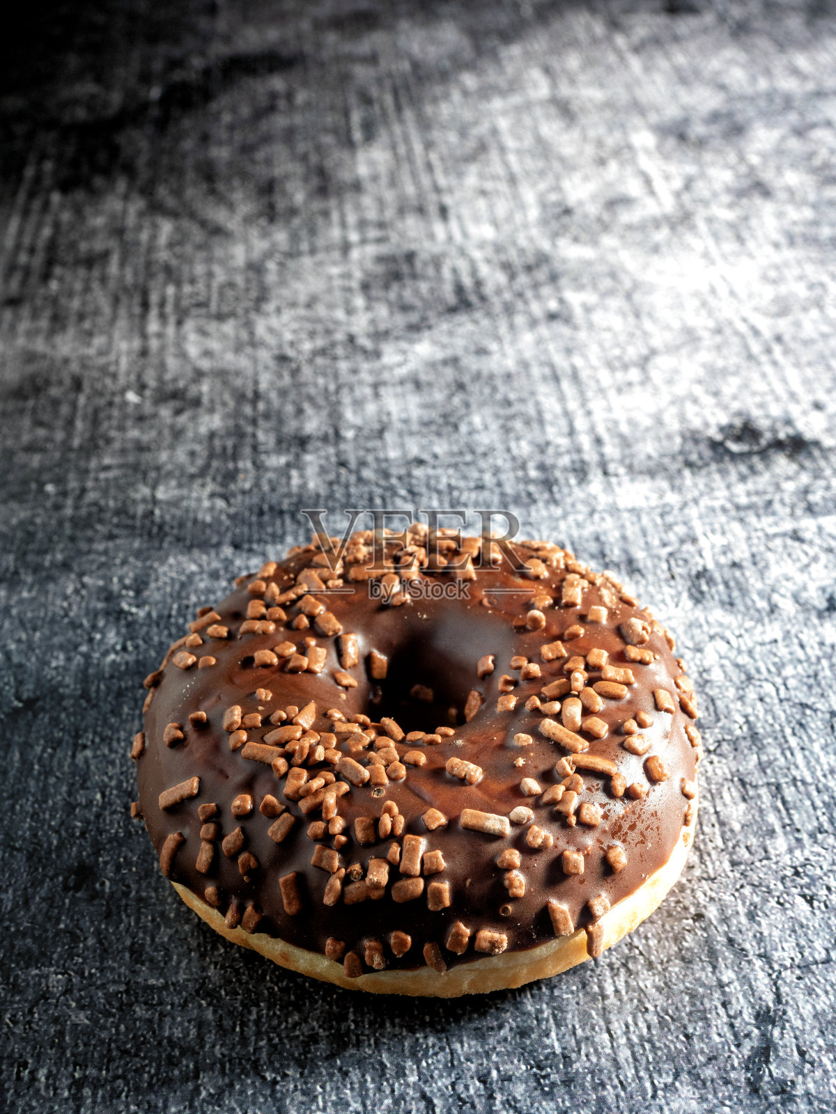 甜甜圈是新鲜出炉的，背景很漂亮。照片摄影图片