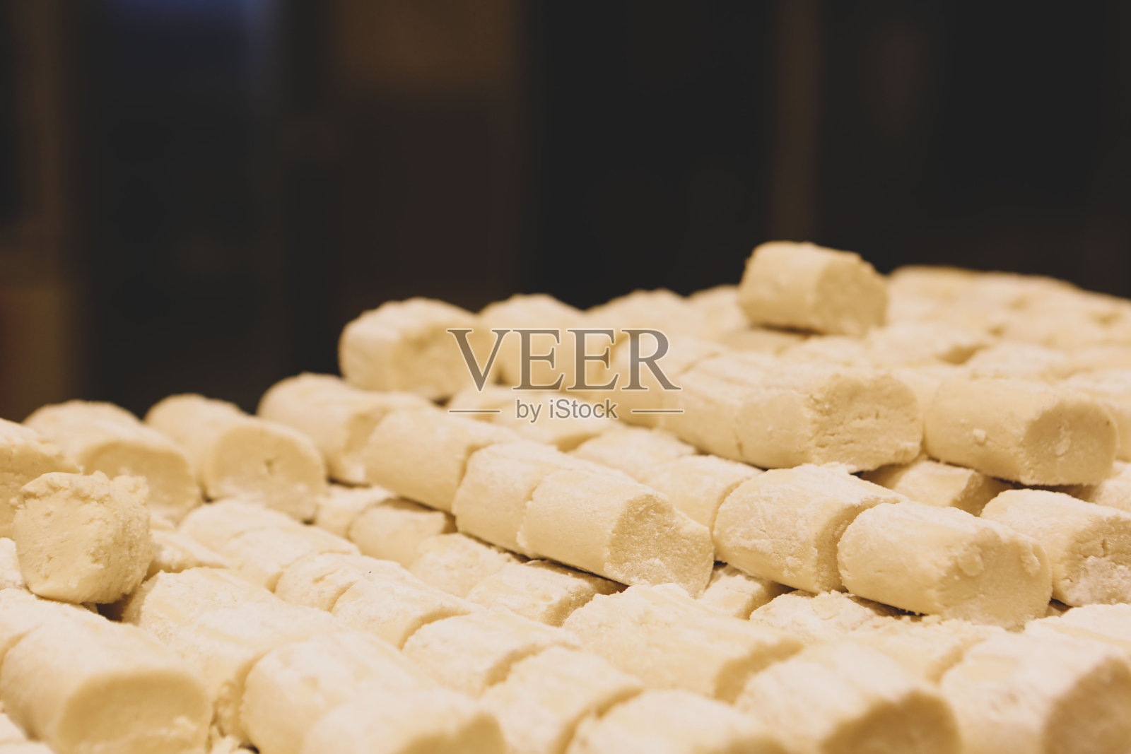 各式各样的茶饼和巧克力曲奇照片摄影图片