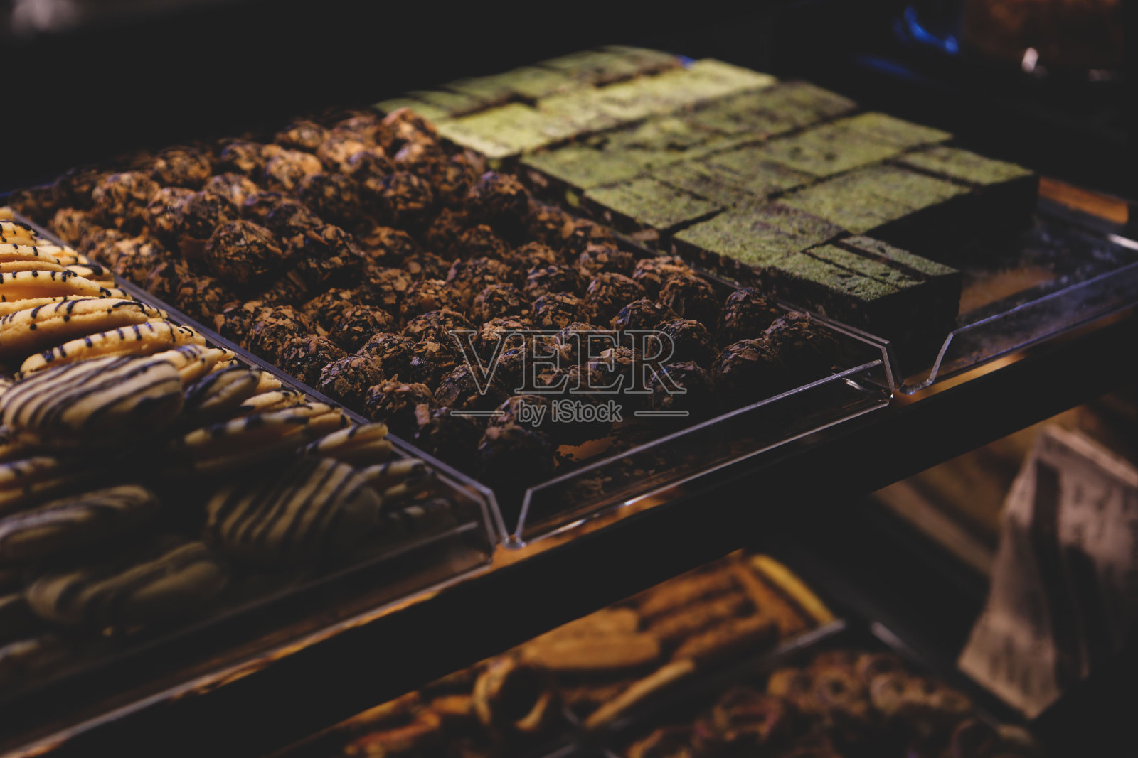 各式各样的茶饼和巧克力曲奇照片摄影图片