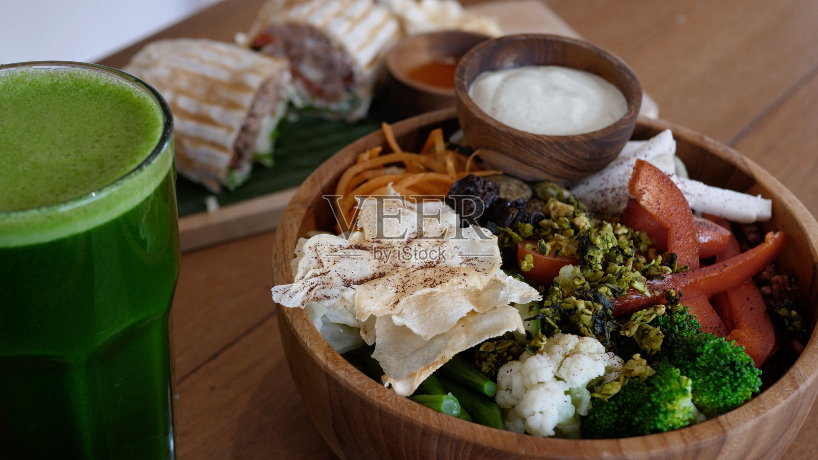 美味的素食午餐充满健康的营养，补充物，蛋白质和维生素的健康和幸福。绿色奶昔富含维生素和纤维，有助于清洁身体照片摄影图片