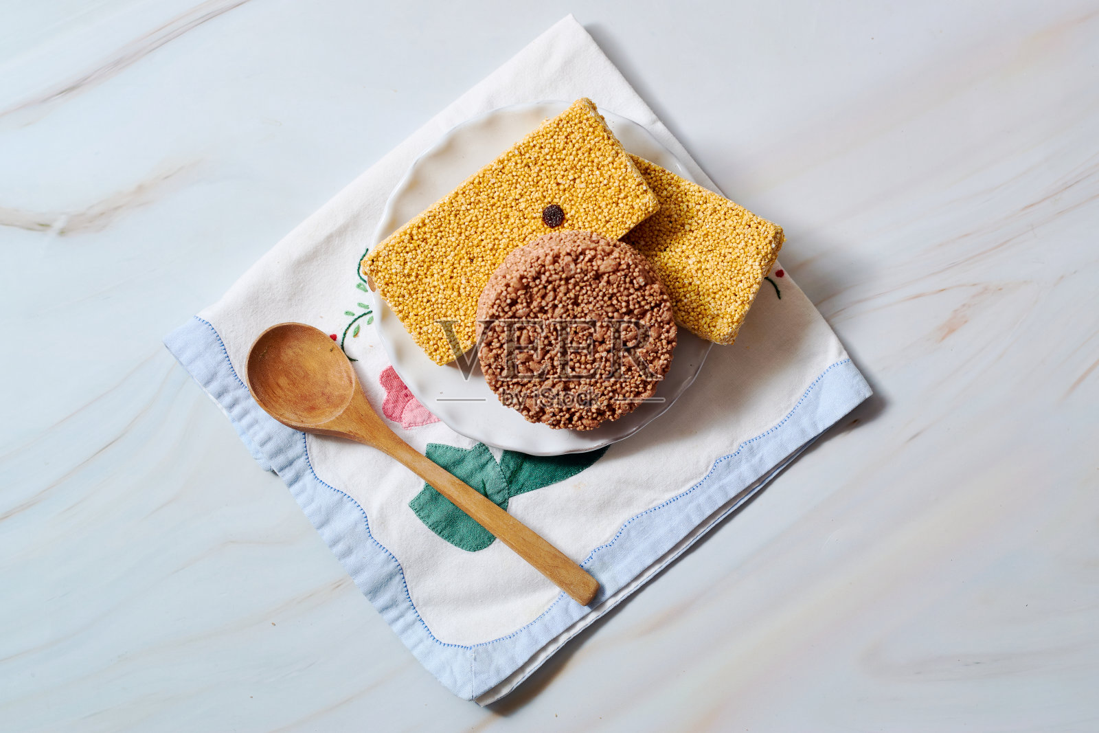 用紫红花做的甜饼干。健康的甜点。照片摄影图片