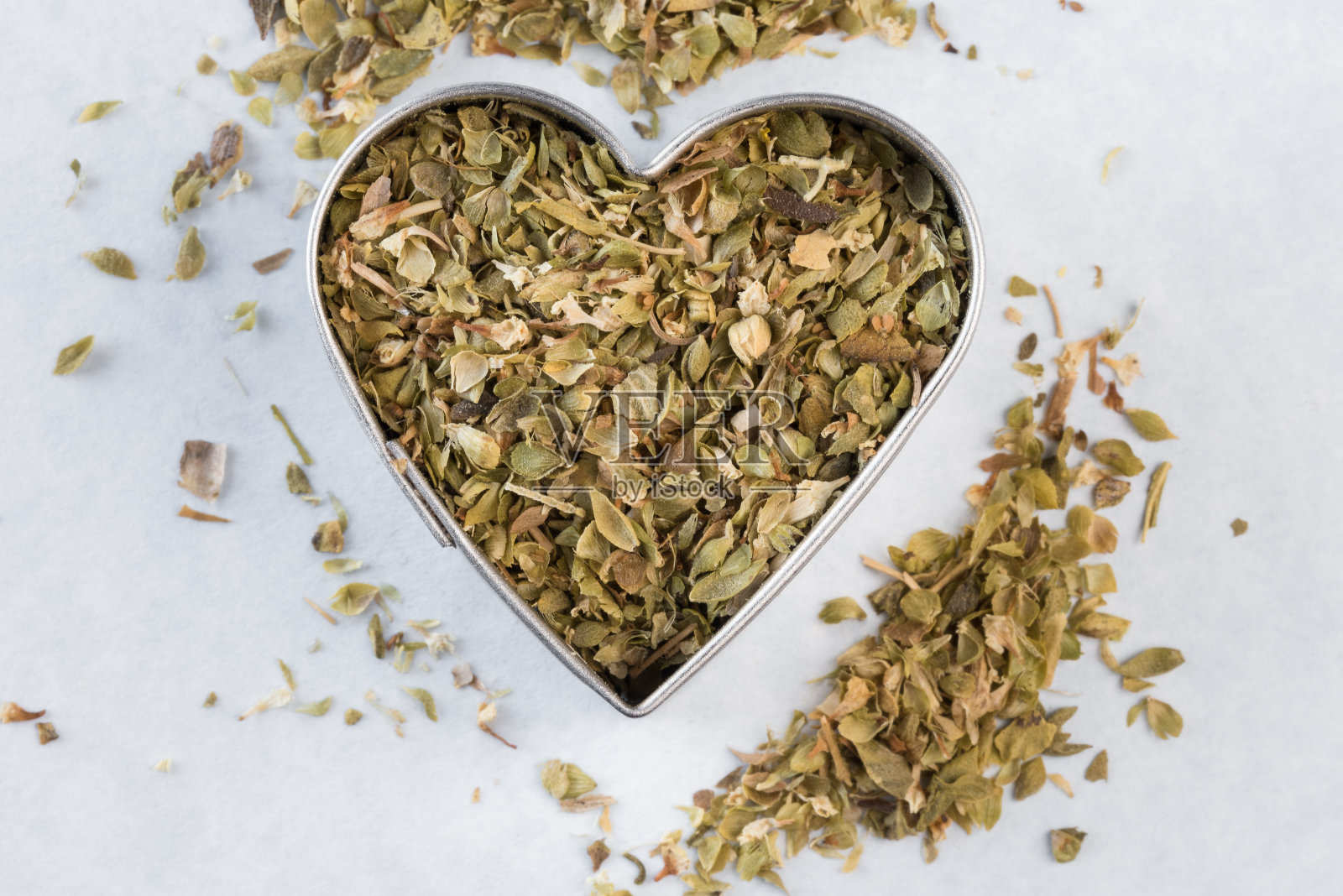 干马郁兰草在一个心脏形状照片摄影图片