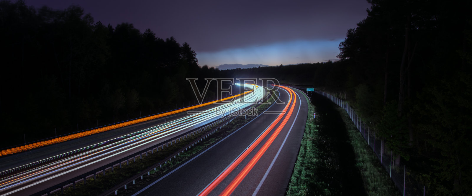 夜晚汽车的灯光。曝光时间长，线条淡照片摄影图片