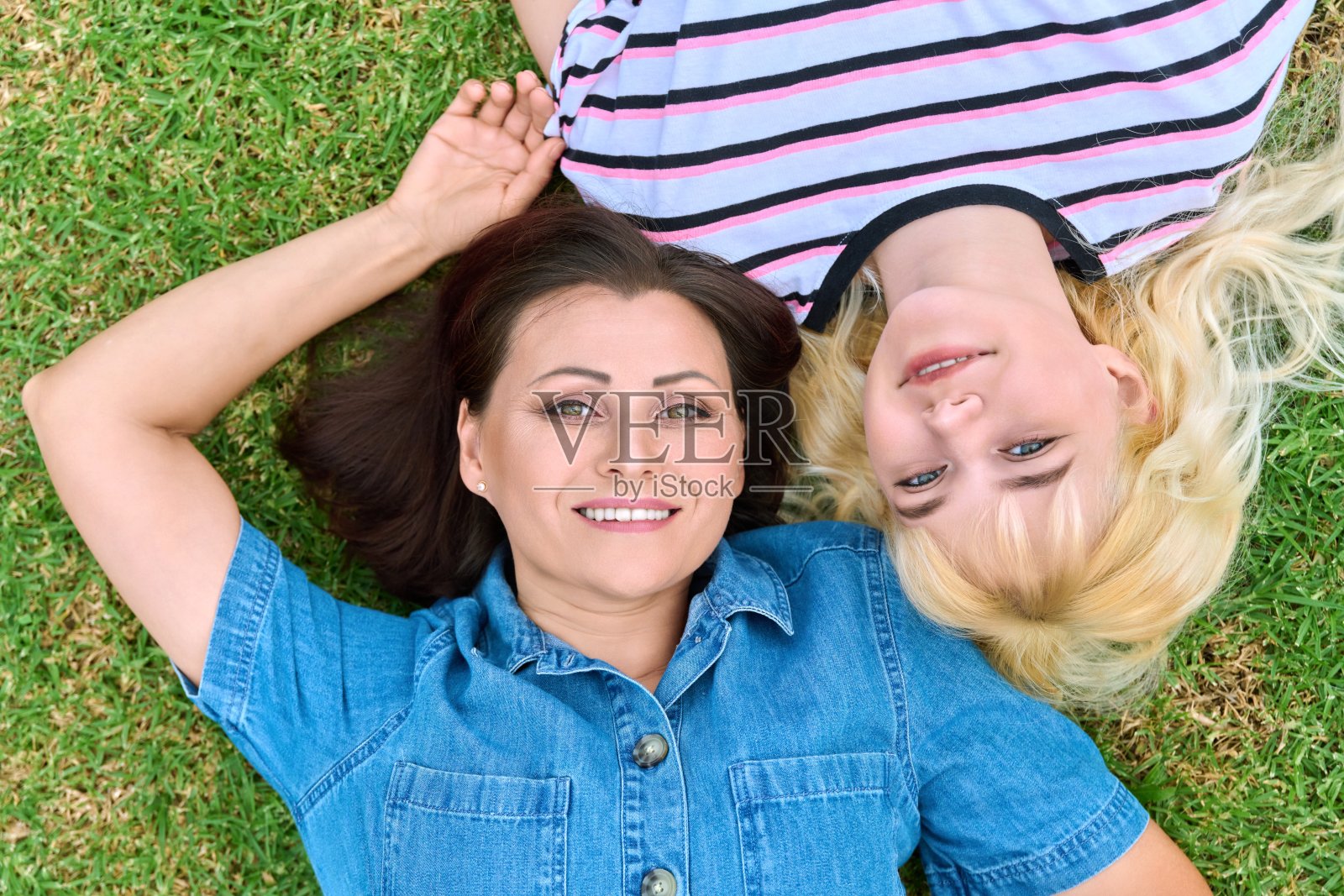 快乐的母亲和十几岁的女儿看着相机的特写脸照片摄影图片