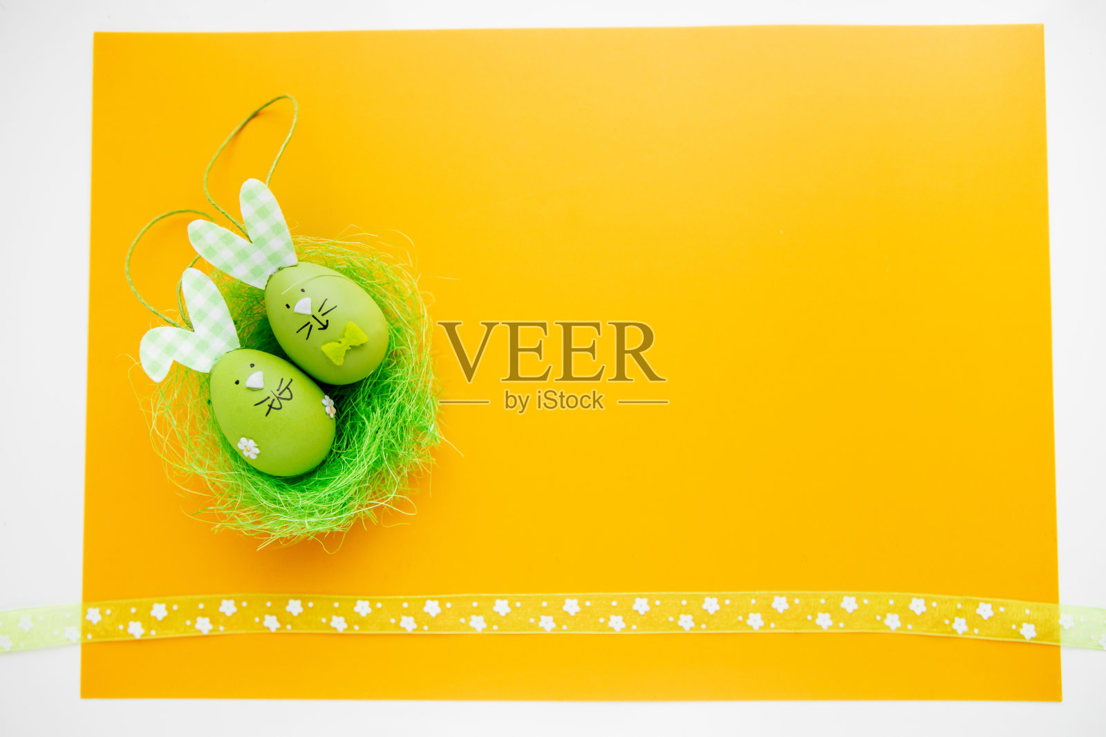 复活节组成。复活节彩蛋，装饰兔子和装饰在黄色的背景。平躺，顶视图，复制空间照片摄影图片