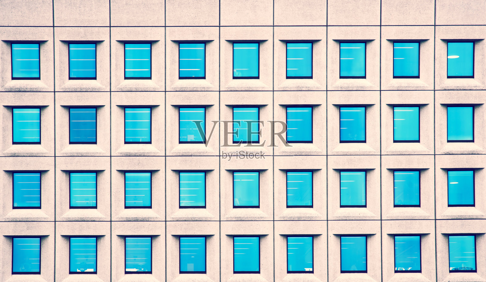 美丽的纹理与蓝色窗户在一个现代的家的正面照片摄影图片