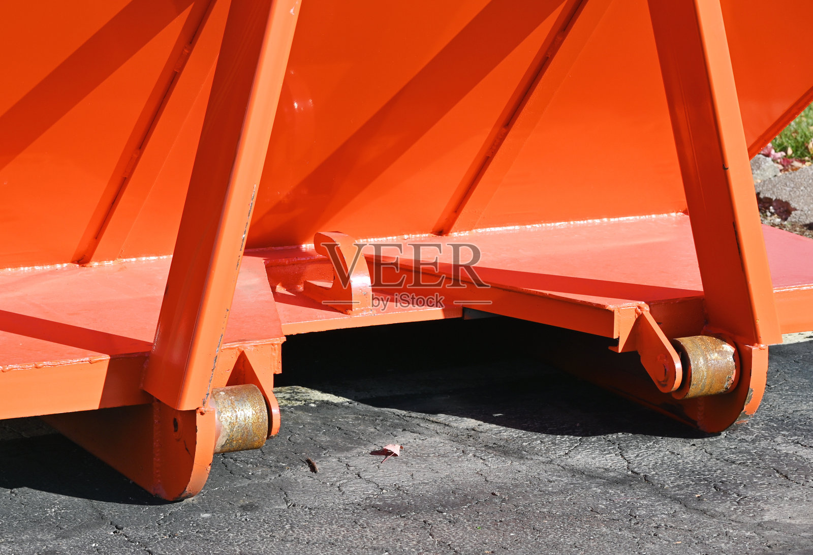 橙色钢垃圾站照片摄影图片