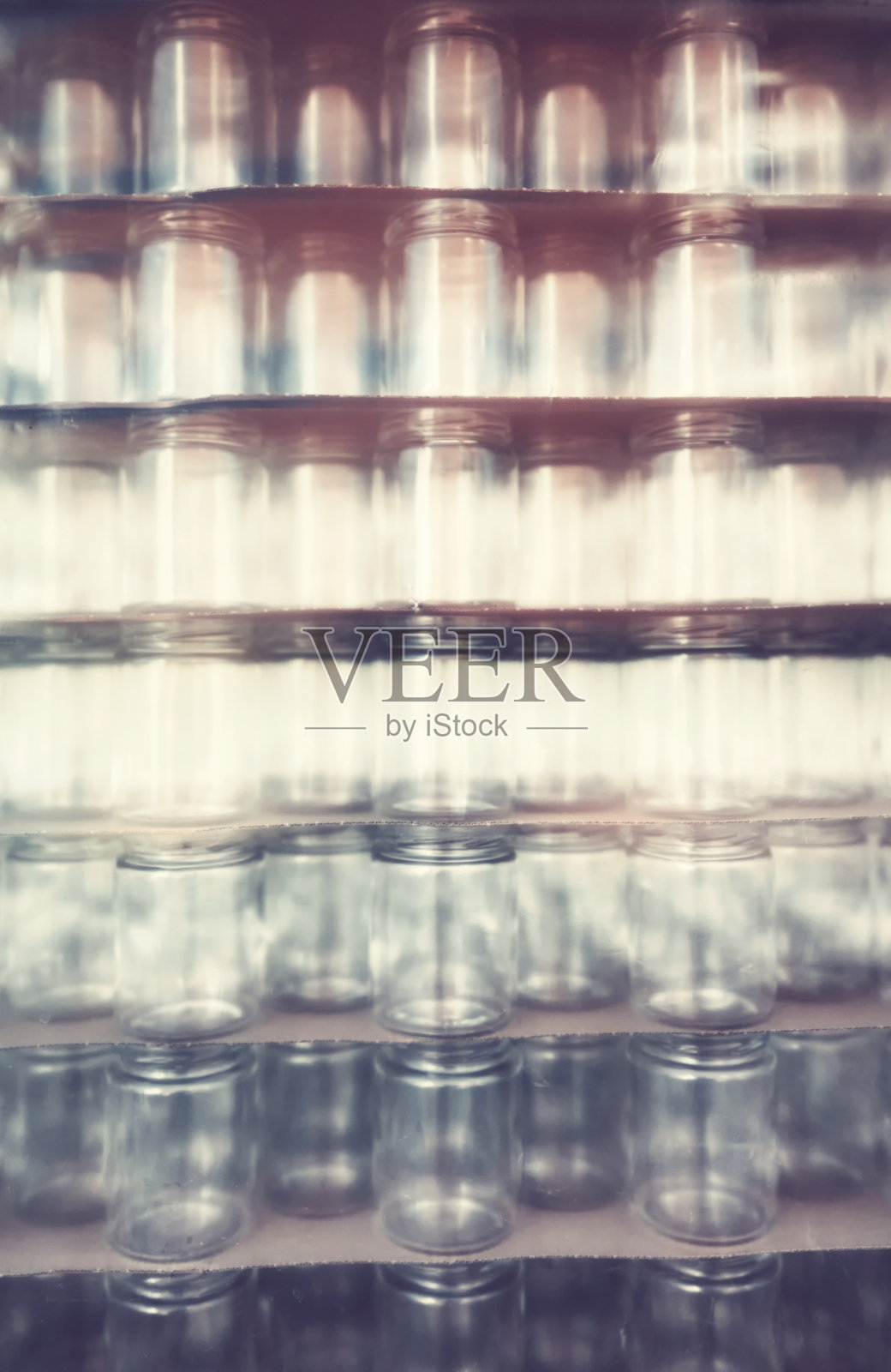 涂有塑料的模糊玻璃罐照片摄影图片