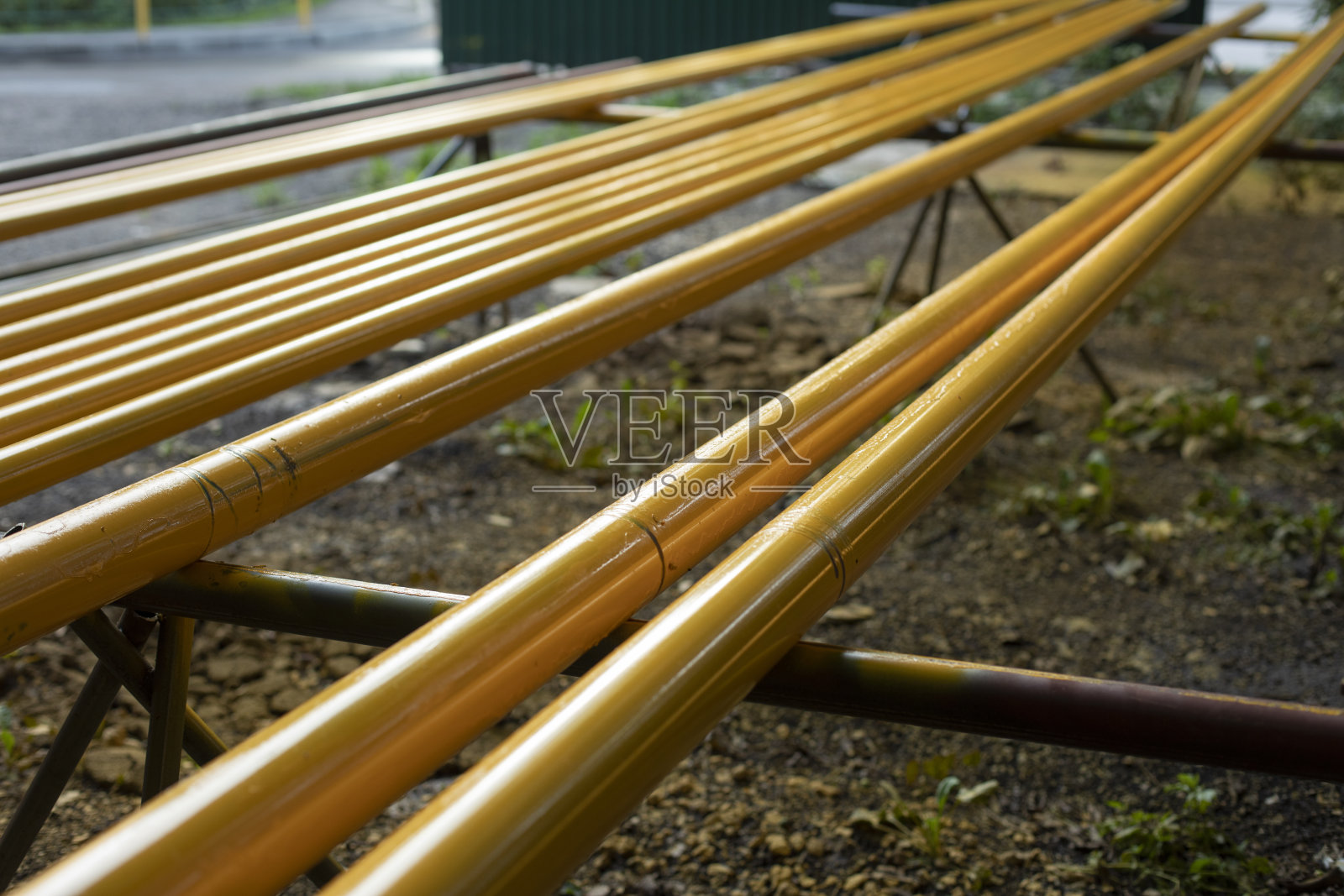 黄色的管道。煤气管道一字排开。准备更换设备。照片摄影图片