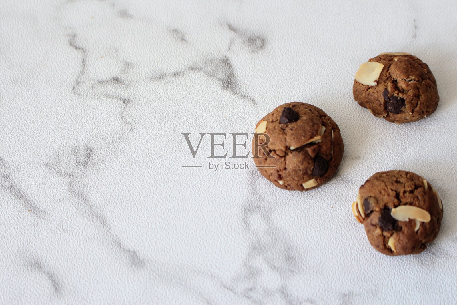 巧克力腰果饼干背景与复制空间。照片摄影图片