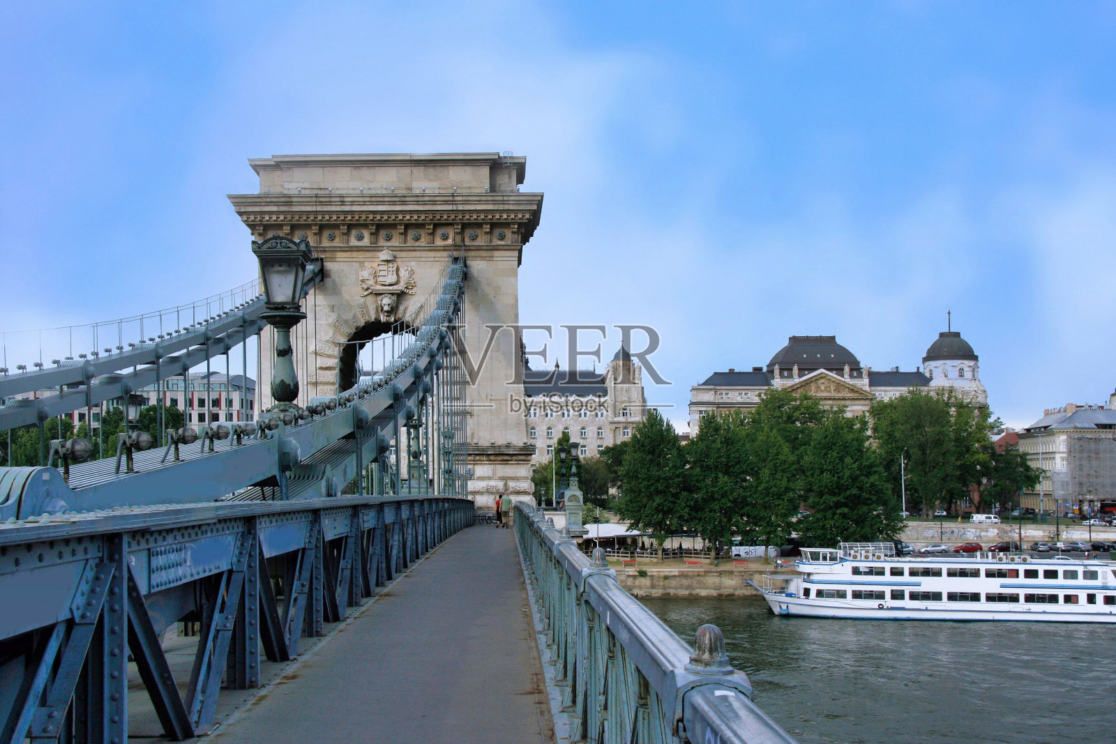 布达佩斯，人行道横跨多瑙河上的链桥照片摄影图片