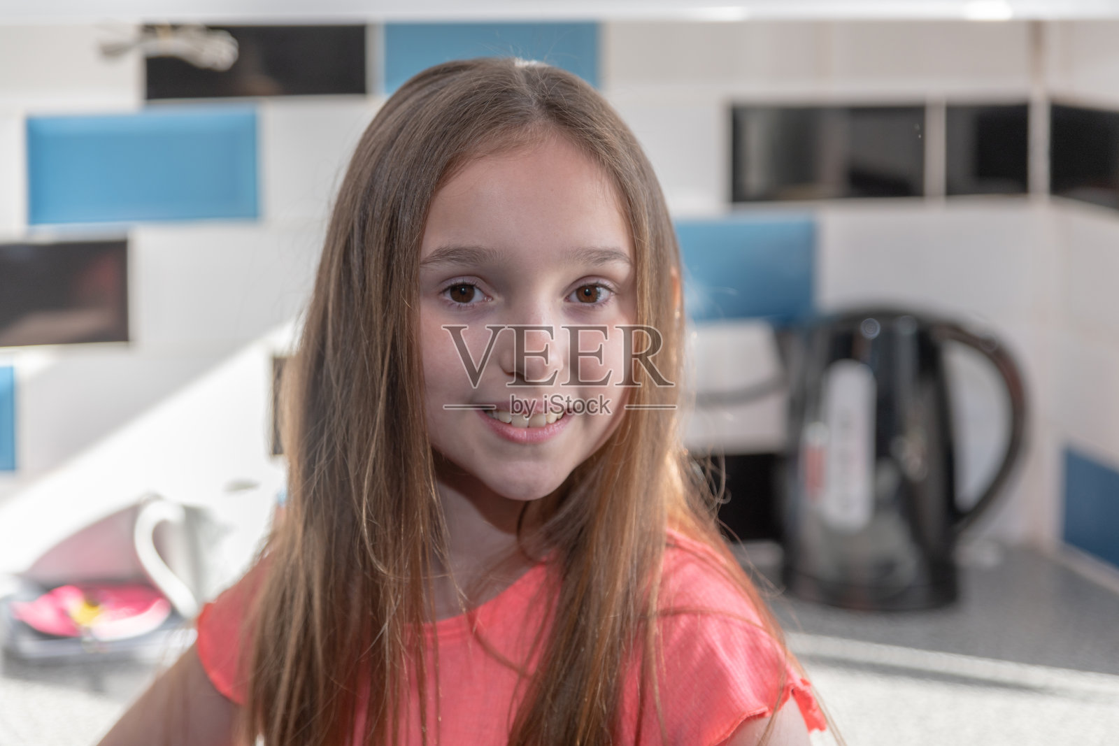 厨房里的小女孩照片摄影图片