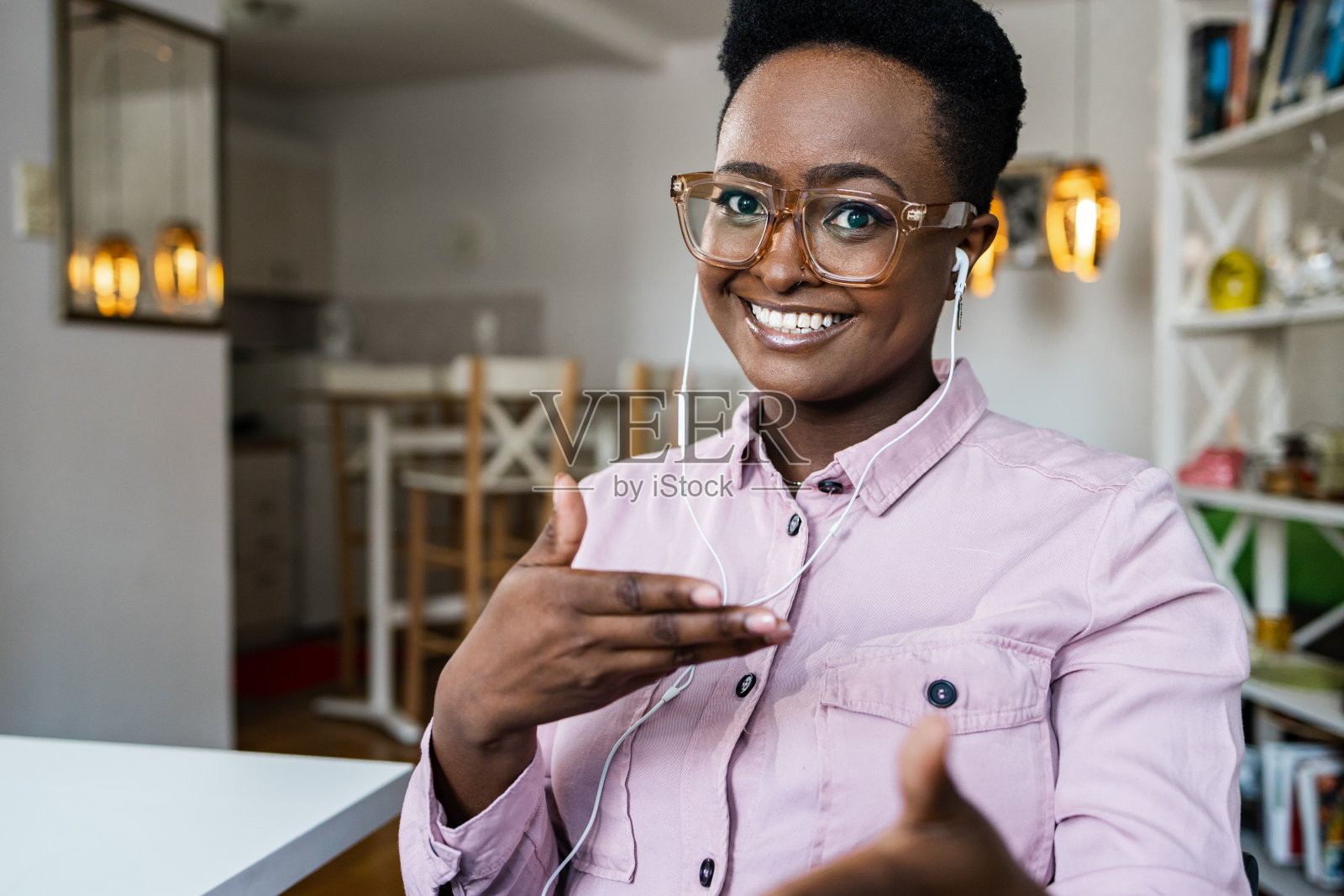 年轻女子指着相机照片摄影图片