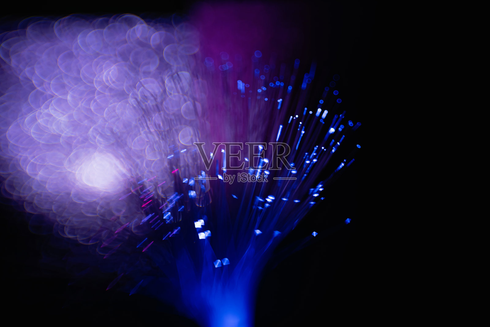 抽象绿色在黑色散景背景叠加层。照片摄影图片