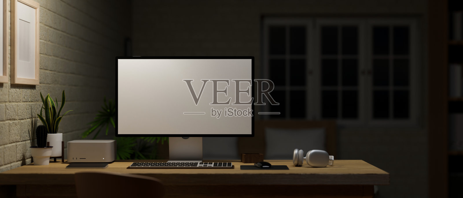 现代黑暗办公室工作空间在晚上与pc电脑照片摄影图片